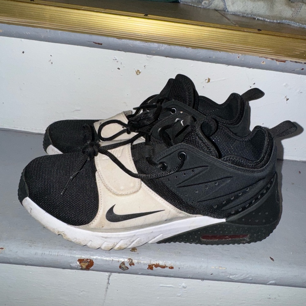 Black and white Nikes with strap mens size 9.5
